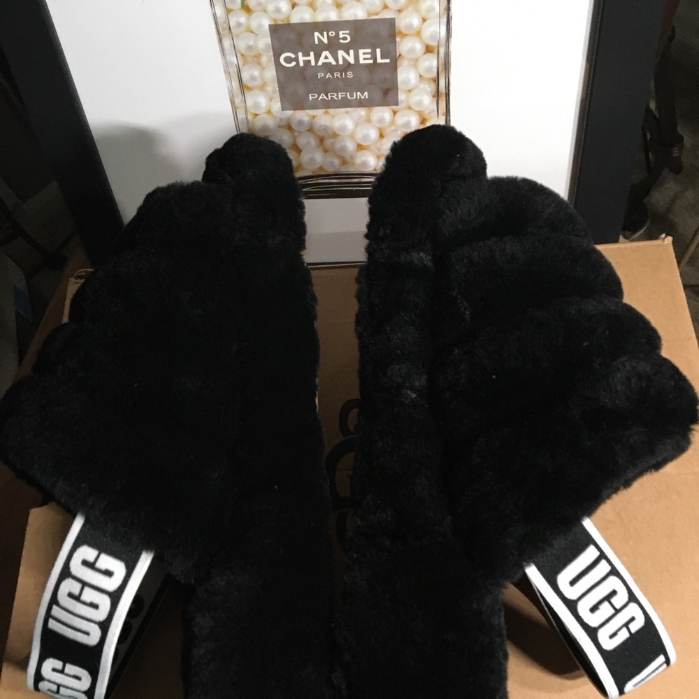UGG PRE-LOVED AUTHENTIC WOMEN’S FLUFF YEAH BLACK & WHITE COMFORTABLE SLIDES
